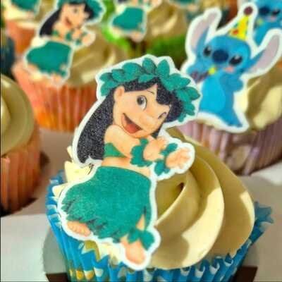 Cupcake personalizado con betún color crema y topper de Lilo y Stitch sobre base azul.