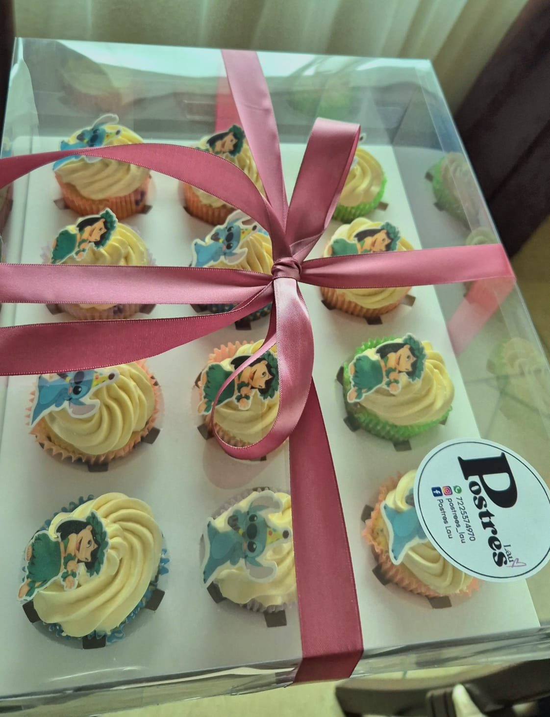 Cupcakes de Lilo y Stich en caja con moño rosa