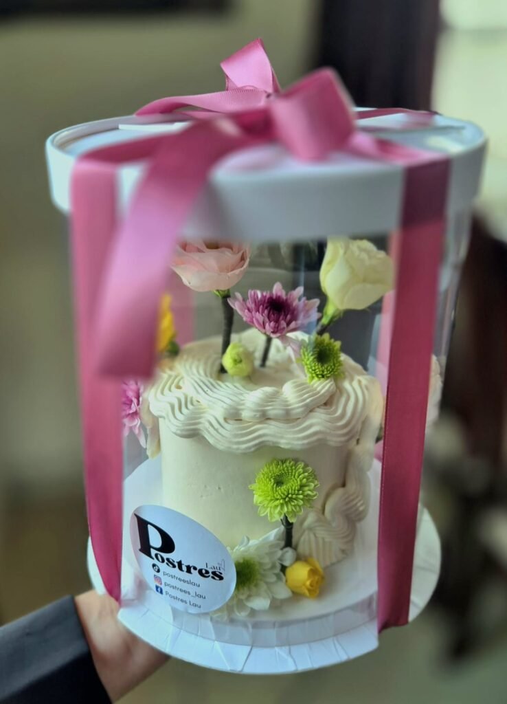 Pastel individual decorado con flores