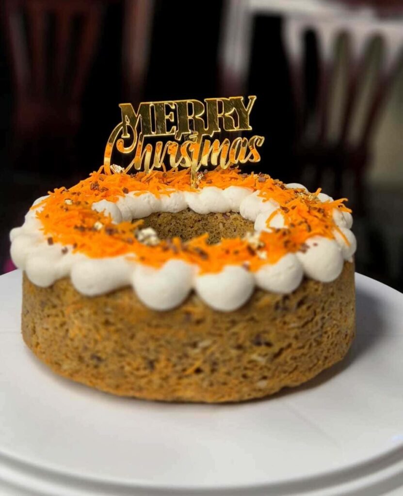 Rosca de zanahoria con topper de Merry Christmas, betún cremoso y zanahoria rallada con nuez